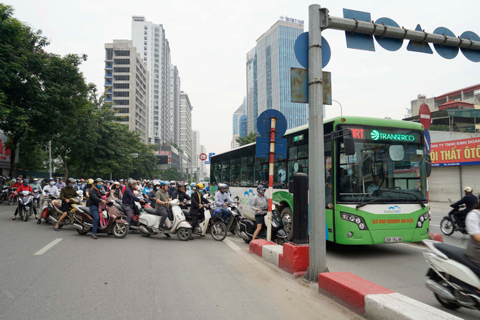 Ùn tắc lối lên cầu Hòa Mục trong khi đường Lê Văn Lương phía dưới cầu thì rất vắng. Ảnh: Tùng Dương. Ùn tắc lối lên cầu Hòa Mục trong khi đường Lê Văn Lương phía dưới cầu thì rất vắng. Ảnh: Tùng Dương.