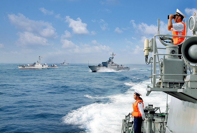 Các chiến sĩ Hải quân - quân đội nhân dân Việt Nam luôn chắc tay súng nơi địa đầu Tổ quốc. Ảnh: TTXVN. Các chiến sĩ Hải quân - quân đội nhân dân Việt Nam luôn chắc tay súng nơi địa đầu Tổ quốc. Ảnh: TTXVN.