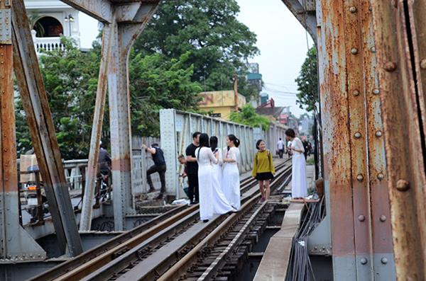 Trèo vào đường tầu hỏa trên cầu Long Biên để chụp ảnh, phớt lờ lệnh cấm. Ảnh: Lê Anh Dũng. Trèo vào đường tầu hỏa trên cầu Long Biên để chụp ảnh, phớt lờ lệnh cấm. Ảnh: Lê Anh Dũng.