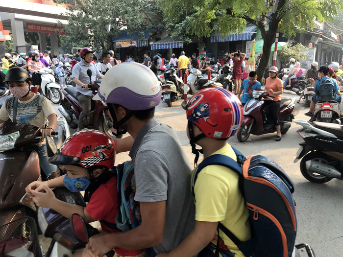 Cảnh ùn tắc giao thông trước cổng Trường Tiểu học Chu Văn An, phố Thụy Khuê, Hà Nội. Ảnh: Tùng Dương.