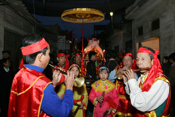 Trước mỗi đoàn rước "ông lợn" đều có đoàn nhạc với kèn, sáo và trống. Ảnh: Tùng Dương. Trước mỗi đoàn rước "ông lợn" đều có đoàn nhạc với kèn, sáo và trống. Ảnh: Tùng Dương.