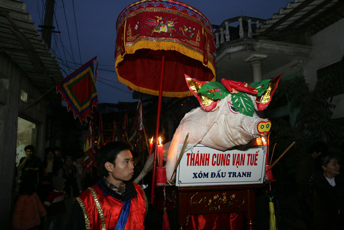 "Ông lợn" trên kiệu để rước ra Đình làng. Ảnh: Tùng Dương. "Ông lợn" trên kiệu để rước ra Đình làng. Ảnh: Tùng Dương.