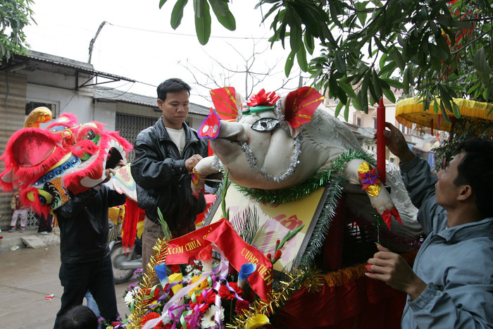 Người dân trong làng trang trí "ông lợn" chuẩn bị dự thi. Ảnh: Tùng Dương. Người dân trong làng trang trí "ông lợn" chuẩn bị dự thi. Ảnh: Tùng Dương.