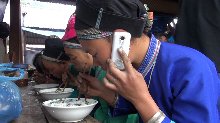 Vừa thưởng thức bún chua, vừa hẹn bạn đi chơi chợ phiên. Ảnh: Tùng Dương.