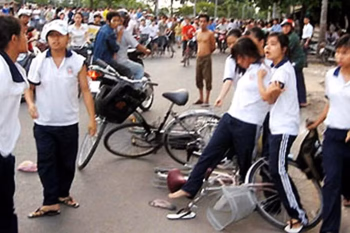 Qua nghiên cứu về bạo lực và bắt nạt học đường nói chung thì phần lớn các em có hành vi này đều sống trong gia đình ít nhiều có bạo lực.Ảnh: vov.vn.