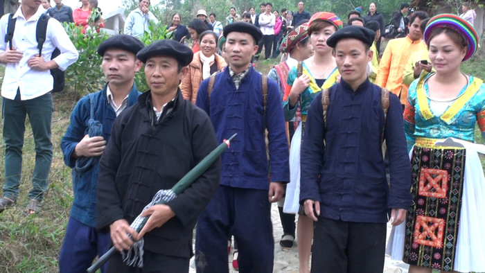 Ông mối cầm chiếc ô đen dẫn đầu đoàn nhà trai đi đón dâu. Ảnh: Tùng Dương. Ông mối cầm chiếc ô đen dẫn đầu đoàn nhà trai đi đón dâu. Ảnh: Tùng Dương.
