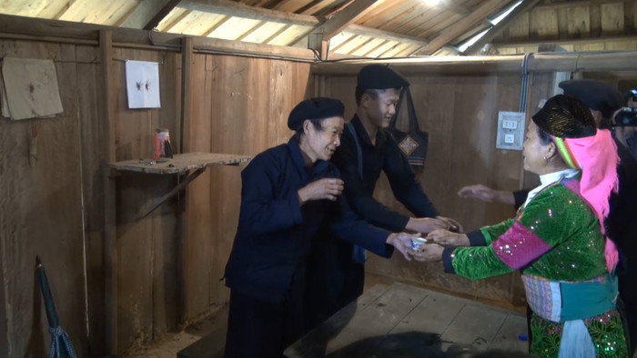 Nhà gái mời đại diện họ nhà trai uống rượu làm lễ. Ảnh: Tùng Dương. Nhà gái mời đại diện họ nhà trai uống rượu làm lễ. Ảnh: Tùng Dương.
