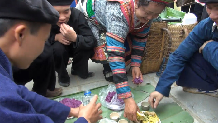 Họ nhà trai làm lễ cúng thần rừng, thần suối trên đường đón cô dâu về nhà chồng. Ảnh: Tùng Dương. Họ nhà trai làm lễ cúng thần rừng, thần suối trên đường đón cô dâu về nhà chồng. Ảnh: Tùng Dương.