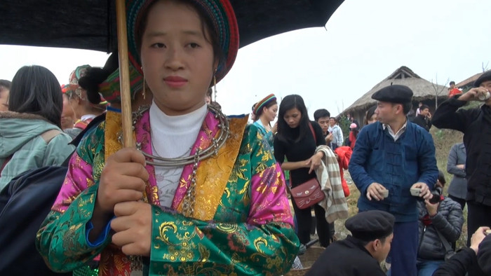 Cô dâu phải đứng trong lúc nhà trai làm lễ cúng thần rừng. Ảnh: Tùng Dương. Cô dâu phải đứng trong lúc nhà trai làm lễ cúng thần rừng. Ảnh: Tùng Dương.