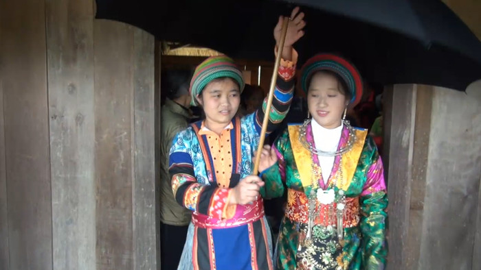 Phù dâu đưa cô dâu ra khỏi nhà và trao cho chú rể. Ảnh: Tùng Dương. Phù dâu đưa cô dâu ra khỏi nhà và trao cho chú rể. Ảnh: Tùng Dương.