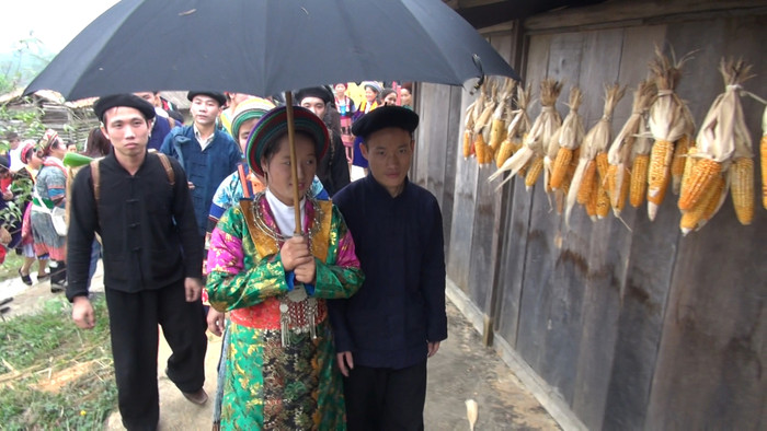Cô dâu chú rể người H'Mông trong lễ đón dâu. Ảnh: Tùng Dương. Cô dâu chú rể người H'Mông trong lễ đón dâu. Ảnh: Tùng Dương.