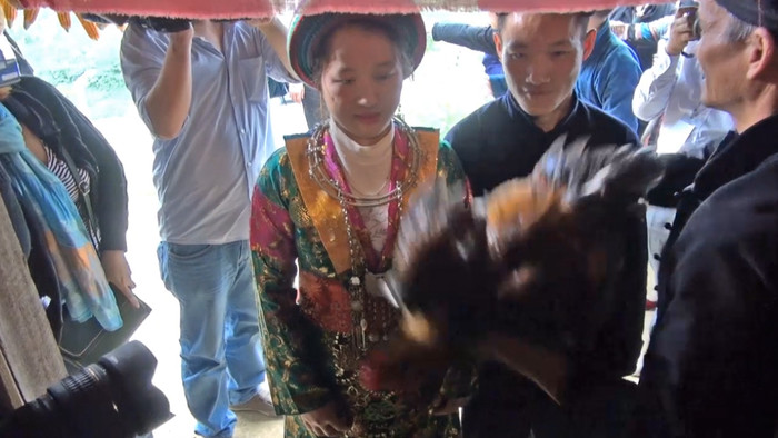 Nhà trai dùng con gà trống làm phép trước khi cô dâu bước vào nhà chồng. Ảnh: Tùng Dương. Nhà trai dùng con gà trống làm phép trước khi cô dâu bước vào nhà chồng. Ảnh: Tùng Dương.