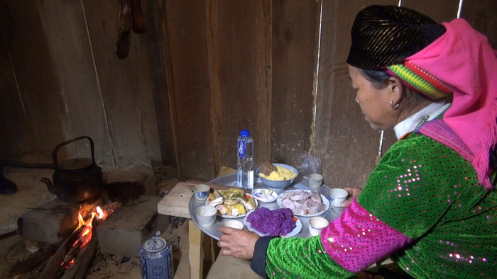 Nhà trai chuẩn bị mâm cơm cúng trước khi đi đón dâu. Ảnh: Tùng Dương. Nhà trai chuẩn bị mâm cơm cúng trước khi đi đón dâu. Ảnh: Tùng Dương.