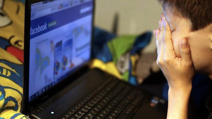 Trẻ ngồi trong nhà ngay trước mặt bố mẹ, nhưng nếu trẻ đang sử dụng thiết bị thông minh kết nối mạng Internet thì vẫn có thể bị bắt nạt ở trên mạng. Ảnh: Hoàng Anh. Trẻ ngồi trong nhà ngay trước mặt bố mẹ, nhưng nếu trẻ đang sử dụng thiết bị thông minh kết nối mạng Internet thì vẫn có thể bị bắt nạt ở trên mạng. Ảnh: Hoàng Anh.