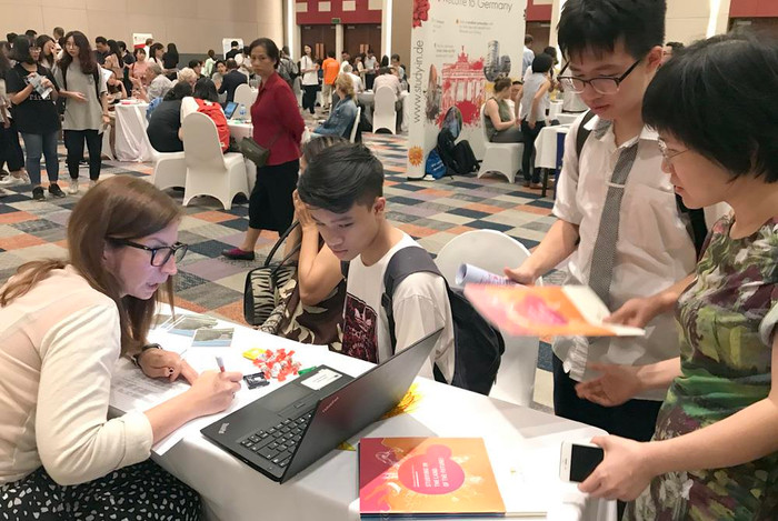 Buổi Hội thảo thu hút được khá nhiều phụ huynh và học sinh đến tìm hiểu. Ảnh: Tùng Dương. Buổi Hội thảo thu hút được khá nhiều phụ huynh và học sinh đến tìm hiểu. Ảnh: Tùng Dương.