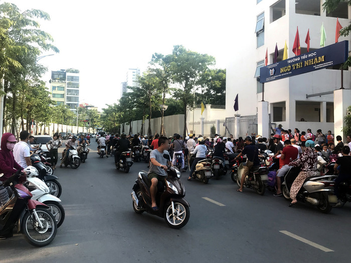 Đỗ xe chiếm hết lòng đường gây cản trở giao thông. Ảnh: Tùng Dương.