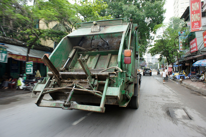 Những chiếc xe gom rác chạy khắp phố phường hàng ngày (chạy cả vào giờ cao điểm) cũng rất bẩn, dễ lây lan bệnh dịch. Ảnh: Tùng Dương. Những chiếc xe gom rác chạy khắp phố phường hàng ngày (chạy cả vào giờ cao điểm) cũng rất bẩn, dễ lây lan bệnh dịch. Ảnh: Tùng Dương.