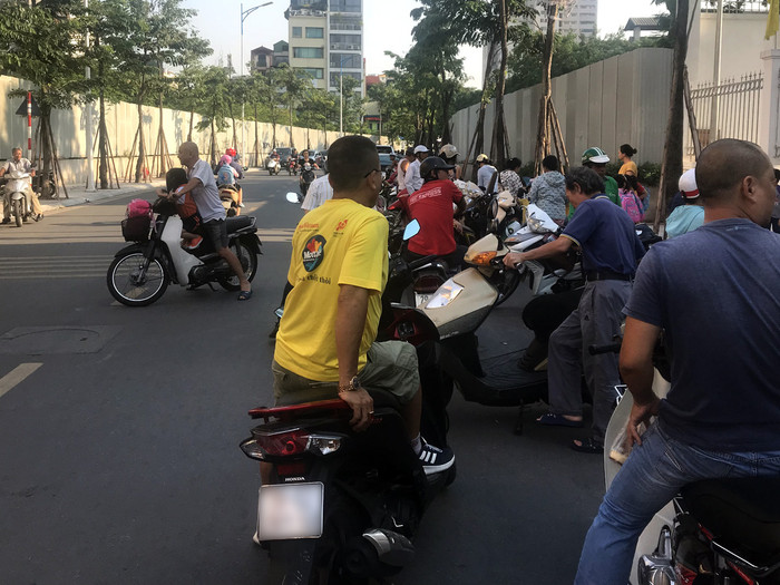 Đỗ xe ngay dưới lòng đường là cảnh thường thấy tại Trường tiểu học Ngô Thì Nhậm. Ảnh: Tùng Dương.