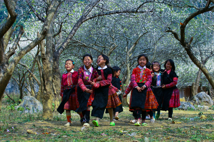 Các em gái người H&apos;Mông trong trang phục truyền thống. Ảnh: Tùng Dương.