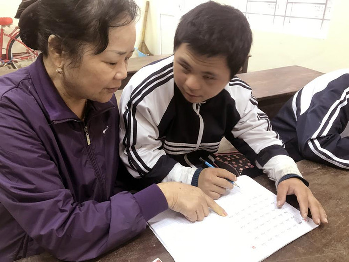 Sau 1 năm, học trò Nguyễn Mạnh Nghĩa 21 tuổi, đã thuộc hết bảng chữ cái và tập tô theo nét chữ. Ảnh: Tùng Dương. Sau 1 năm, học trò Nguyễn Mạnh Nghĩa 21 tuổi, đã thuộc hết bảng chữ cái và tập tô theo nét chữ. Ảnh: Tùng Dương.