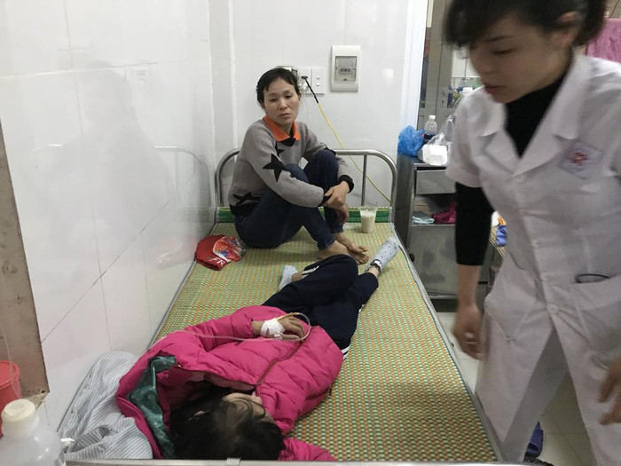 Nguyễn Thị L., học sinh Trường tiểu học Nhã lộng đang cấp cứu tại Bệnh viên đa khoa Phú Bình - Thái nguyên. Ảnh: Tùng Dương.