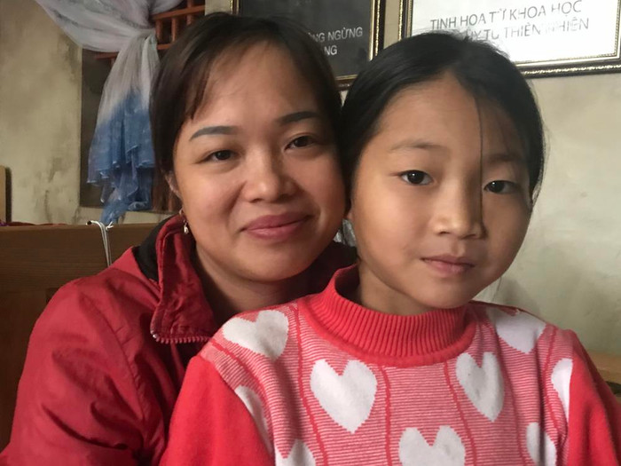 Chị Nguyễn Thị Hảo mẹ cháu Thu cho biết cháu ra viện nhưng mấy ngày sau vẫn chưa hết đau bụng. Ảnh: Tùng Dương. Chị Nguyễn Thị Hảo mẹ cháu Thu cho biết cháu ra viện nhưng mấy ngày sau vẫn chưa hết đau bụng. Ảnh: Tùng Dương.