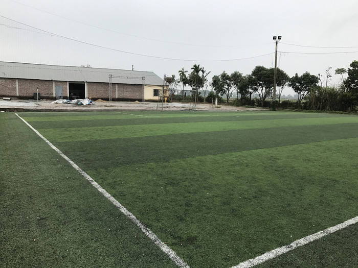 Sân bóng đá tại Trung tâm dạy nghề tư thục nhân đạo Minh Tâm cũng đang được cho thuê dịch vụ hàng ngày. Ảnh: Tùng Dương.