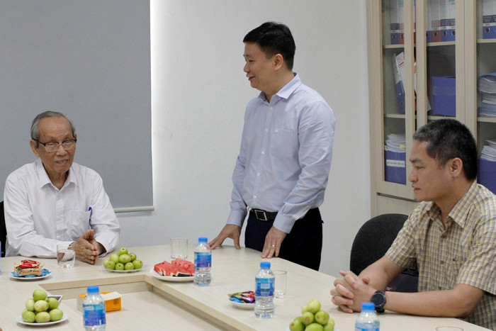 Nhà báo Nguyễn Tiến Bình - Tổng biên tập Báo điện tử Giáo dục Việt Nam báo cáo Giáo sư Trần Hồng Quân những công việc mà tập thể cán bộ, phóng viên của báo đã làm trong năm qua. Ảnh: Tùng Dương. Nhà báo Nguyễn Tiến Bình - Tổng biên tập Báo điện tử Giáo dục Việt Nam báo cáo Giáo sư Trần Hồng Quân những công việc mà tập thể cán bộ, phóng viên của báo đã làm trong năm qua. Ảnh: Tùng Dương.