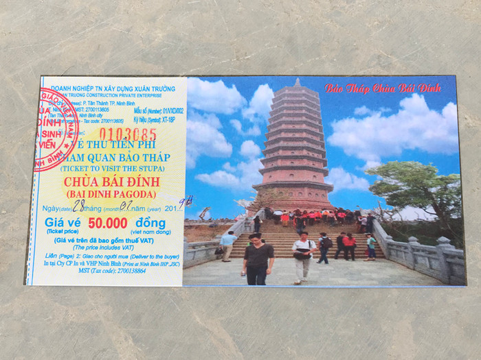 Vé lên bảo tháp của doanh nghiệp Xuân Trường nhưng lại đóng dấu có dòng chữ "Giáo hội phật giáo Việt Nam". Ảnh: Tùng Dương. Vé lên bảo tháp của doanh nghiệp Xuân Trường nhưng lại đóng dấu có dòng chữ "Giáo hội phật giáo Việt Nam". Ảnh: Tùng Dương.