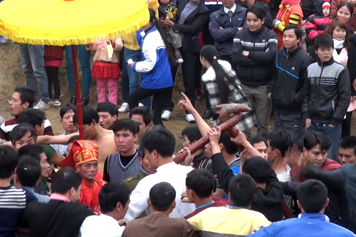 Tuyên truyền chất thiêng của lễ hội quá mức sẽ gây ra những hệ luỵ lâu dài. Ảnh: Tùng Dương.