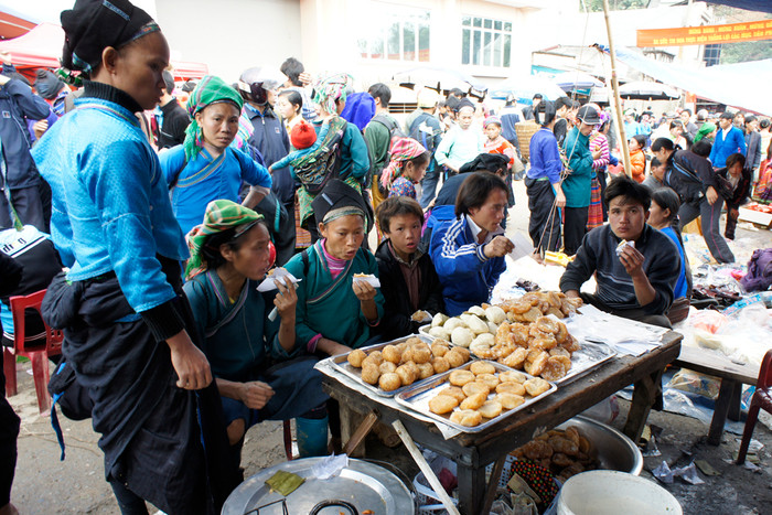 Món bánh rán cũng được bà con ưa thích khi đi chơi chợ phiên. Ảnh: Tùng Dương.