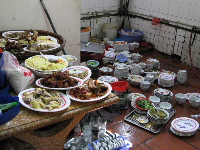 Vì thiếu nhân viên nên dẫn đến thực trạng mất vệ sinh tại một số nhà hàng trong dịp Tết. Ảnh: Tùng Dương. Vì thiếu nhân viên nên dẫn đến thực trạng mất vệ sinh tại một số nhà hàng trong dịp Tết. Ảnh: Tùng Dương.