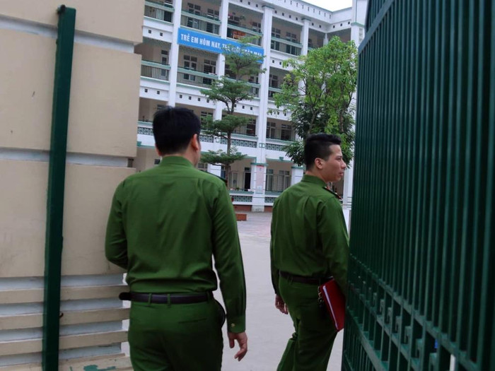 Sáng 5/4, cơ quan công an và các đơn vị chức năng của Quận Hoàng Mai đã đến làm việc với Trường Tiểu học Chu Văn An (Hoàng Liệt, Hoàng Mai, Hà Nội).Ảnh: Thanh Hùng. Sáng 5/4, cơ quan công an và các đơn vị chức năng của Quận Hoàng Mai đã đến làm việc với Trường Tiểu học Chu Văn An (Hoàng Liệt, Hoàng Mai, Hà Nội).Ảnh: Thanh Hùng.