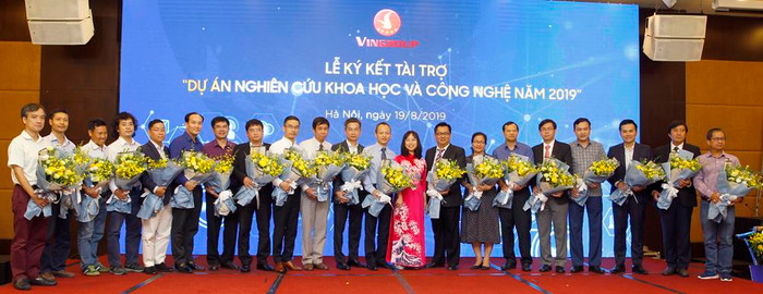 Chủ nhiệm và thành viên của 20 dự án trong buổi lễ ký kết nhận tài trợ 124 tỷ đồng của Tập đoàn Vingroup. Ảnh: Tùng Dương. Chủ nhiệm và thành viên của 20 dự án trong buổi lễ ký kết nhận tài trợ 124 tỷ đồng của Tập đoàn Vingroup. Ảnh: Tùng Dương.