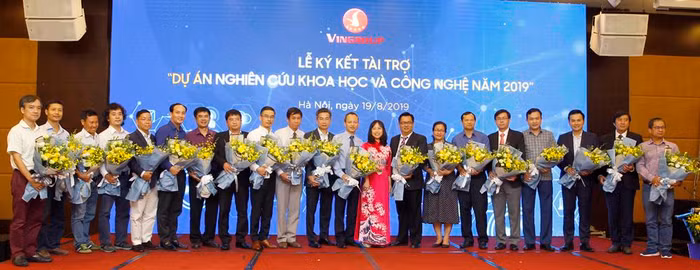 Chủ nhiệm và thành viên của 20 dự án trong buổi lễ ký kết nhận tài trợ 124 tỷ đồng của Tập đoàn Vingroup. Ảnh: Tùng Dương.