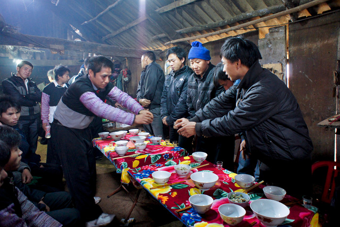 Các gia đình đến chơi nhà và chúc Tết nhau. Ảnh: Tùng Dương.