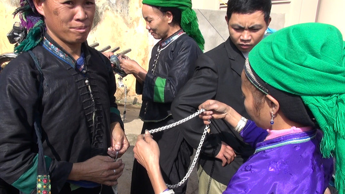 Người Nùng có nghề làm đồ trang sức hoàn toàn thủ công, cứ đến phiên là họ lại mang ra chợ bán Ảnh: Tùng Dương.