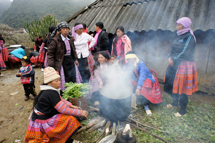 Các gia đình người H&apos;Mông quây quần nấu cỗ ngay trong vườn nhà. Ảnh: Tùng Dương.