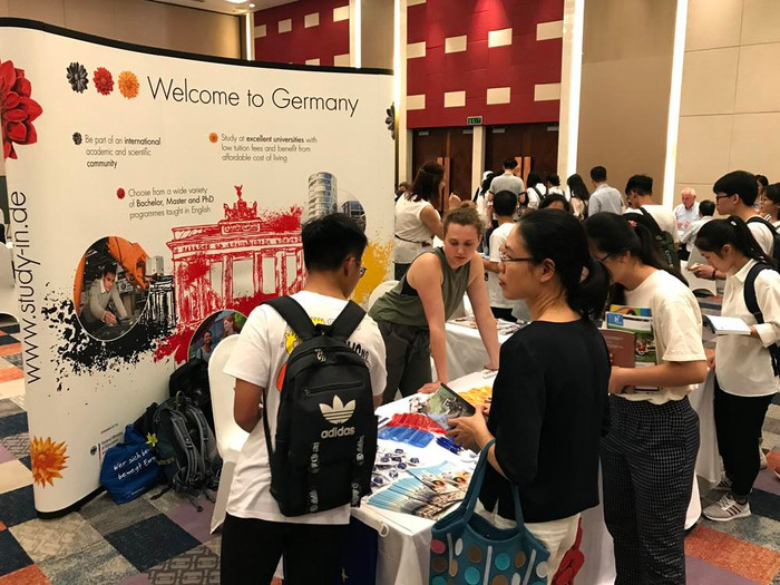 Như vậy chỉ với 3 năm học tại trường là các em đã có bằng tốt nghiệp Trung học phổ thông, thêm một bằng nghề cùng với vốn ngoại ngữ khá chắc.Ảnh: Tùng Dương.