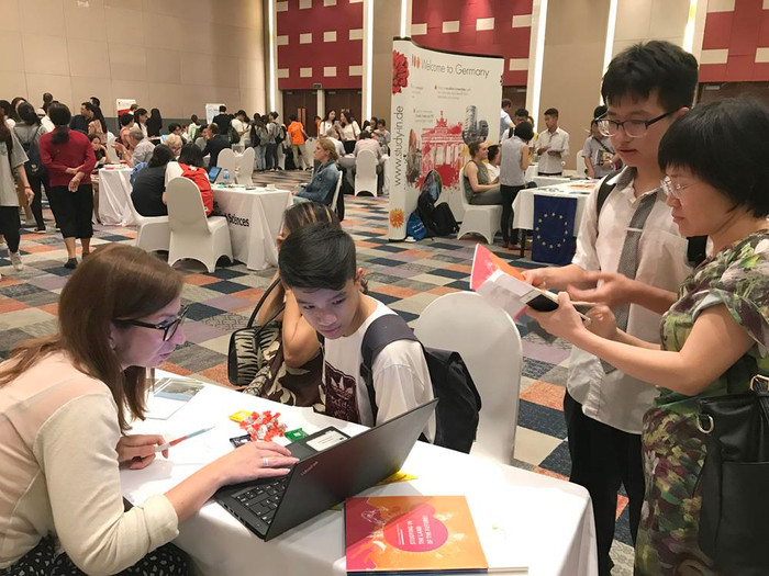 Học sinh sẽ được các chuyên gia nước ngoài tư vấn và dạy nghề trong thời gian học tại Trường Trung cấp công nghệ Thăng Long. Ảnh: Tùng Dương.