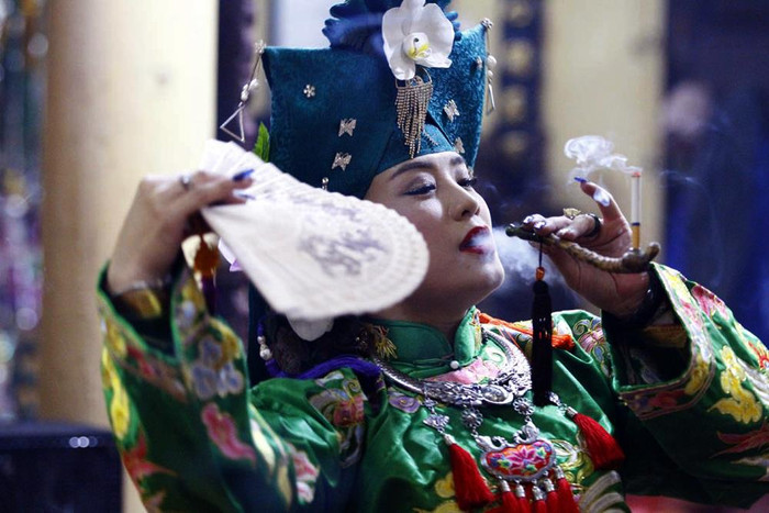 Những thanh đồng chân chính thường không phô trương sự giàu sang trong các nghi lễ hầu đồng. Ảnh: Tùng Dương. Những thanh đồng chân chính thường không phô trương sự giàu sang trong các nghi lễ hầu đồng. Ảnh: Tùng Dương.