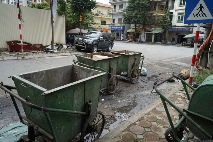 Khi không gom rác thì xe cũng bị vứt khá tùy tiện ngay dưới lòng đường ngã 3 Nguyễn Hoàng - Trần Bình. Ảnh: Tùng Dương. Khi không gom rác thì xe cũng bị vứt khá tùy tiện ngay dưới lòng đường ngã 3 Nguyễn Hoàng - Trần Bình. Ảnh: Tùng Dương.