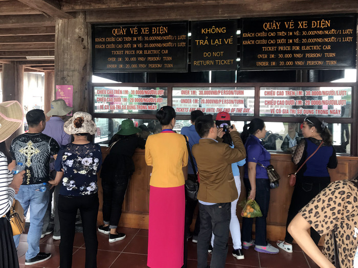 Hầu hết du khách buộc phải mua vé xe điện vì khoảng cách từ bãi gửi xe tới chùa rồi quay lại là gần 8km. Ảnh: Tùng Dương. Hầu hết du khách buộc phải mua vé xe điện vì khoảng cách từ bãi gửi xe tới chùa rồi quay lại là gần 8km. Ảnh: Tùng Dương.