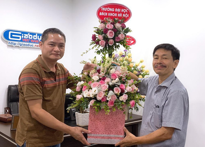 Ông Đào Ngọc Tước - Phó Tổng biên tập Báo Điện tử Giáo dục Việt Nam đang nhận lẵng hoa chúc mừng từ Phó giáo sư Trần Văn Tớp - Phó hiệu trưởng Trường Đại học Bách Khoa, Hà Nội. Ảnh: Linh Nguyễn. Ông Đào Ngọc Tước - Phó Tổng biên tập Báo Điện tử Giáo dục Việt Nam đang nhận lẵng hoa chúc mừng từ Phó giáo sư Trần Văn Tớp - Phó hiệu trưởng Trường Đại học Bách Khoa, Hà Nội. Ảnh: Linh Nguyễn.