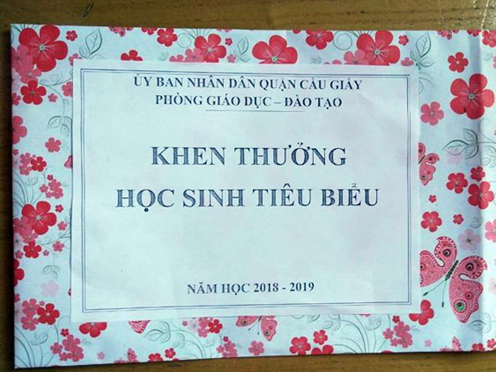 Phần thưởng tượng trưng chỉ là cái vỏ hộp. Liệu rằng đây là một hành động coi thường học sinh cũng như các gia đình có con em đến tham dự buổi vinh danh? Ảnh: Các phụ huynh cung cấp.