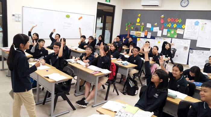 Để học sinh làm trợ giảng thì giáo viên sẽ vất vả hơn, nhưng bù lại việc này giúp các em hình thành tư duy phản biện, tạo kỹ năng chuẩn bị nhanh kiến thức chính xác để bổ trợ trong một thời gian rất ngắn. Ảnh: Văn Bảo. Để học sinh làm trợ giảng thì giáo viên sẽ vất vả hơn, nhưng bù lại việc này giúp các em hình thành tư duy phản biện, tạo kỹ năng chuẩn bị nhanh kiến thức chính xác để bổ trợ trong một thời gian rất ngắn. Ảnh: Văn Bảo.