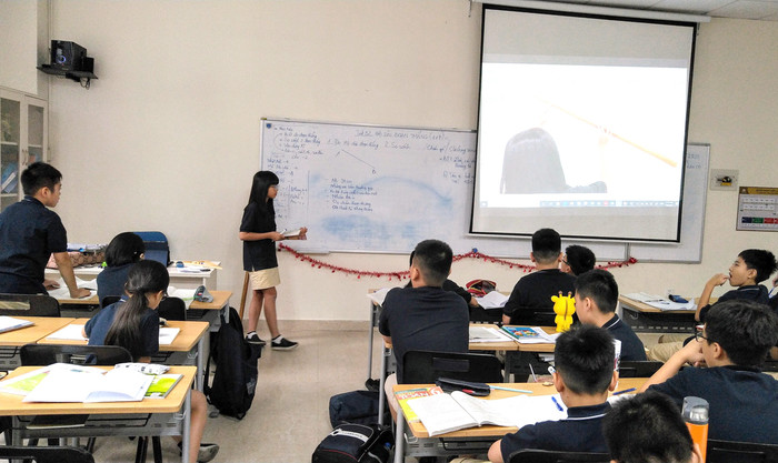Sau khi nghe trợ giảng và phần đóng góp kiến thức của các em, đến lúc này giáo viên sẽ chỉnh sửa, bổ sung kiến thức, việc này đảm bảo tính chính xác của kiến thức mà các em đã được tiếp nhận. Ảnh: Văn Bảo. Sau khi nghe trợ giảng và phần đóng góp kiến thức của các em, đến lúc này giáo viên sẽ chỉnh sửa, bổ sung kiến thức, việc này đảm bảo tính chính xác của kiến thức mà các em đã được tiếp nhận. Ảnh: Văn Bảo.