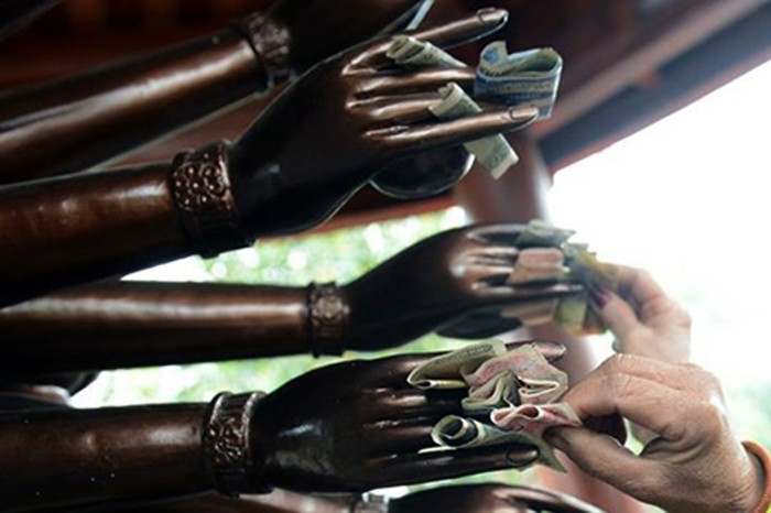 Đây là hành động thiếu hiểu biết về văn hóa. Ảnh: vuonhoaphatgiao.com Đây là hành động thiếu hiểu biết về văn hóa. Ảnh: vuonhoaphatgiao.com