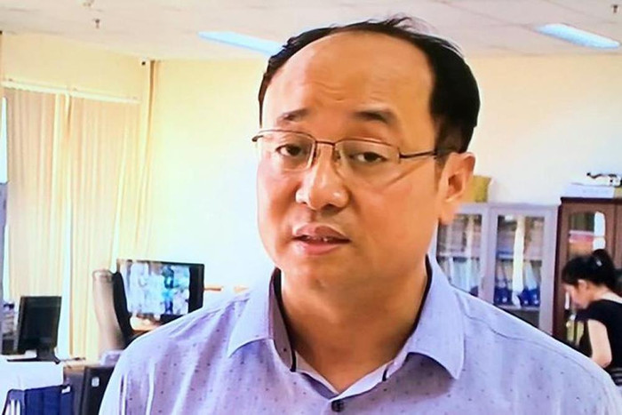 Ông Đào Ngọc Nam - Giám đốc Công ty Cổ phần Sản xuất và Thương mại An Việt trong buổi họp tại trường Chu Văn An đã nói bên mình làm đúng quy trình bảo quản. Ảnh: vtv. Ông Đào Ngọc Nam - Giám đốc Công ty Cổ phần Sản xuất và Thương mại An Việt trong buổi họp tại trường Chu Văn An đã nói bên mình làm đúng quy trình bảo quản. Ảnh: vtv.