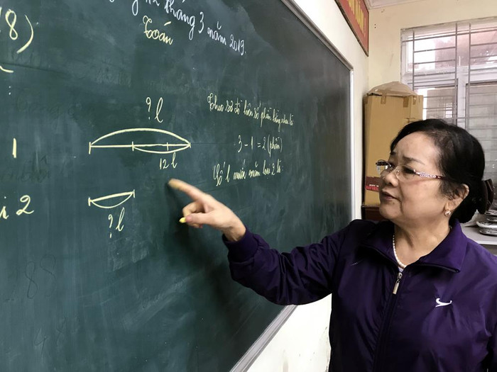 Ngoài dạy kiến thức, cô giáo Huyền còn dạy các cháu biết nấu ăn, cắm hoa, làm bánh...Ảnh: Tùng Dương. Ngoài dạy kiến thức, cô giáo Huyền còn dạy các cháu biết nấu ăn, cắm hoa, làm bánh...Ảnh: Tùng Dương.